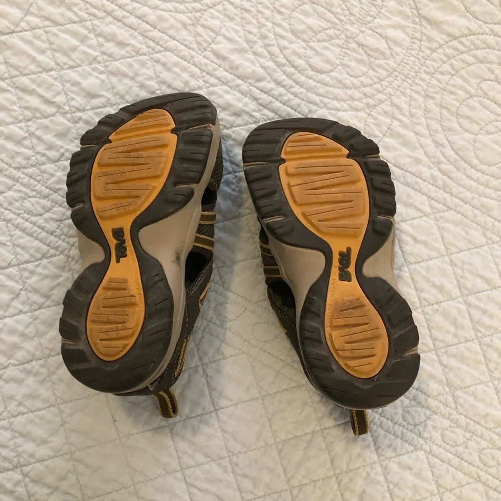 Teva Manatee kids sandal. Size 9.